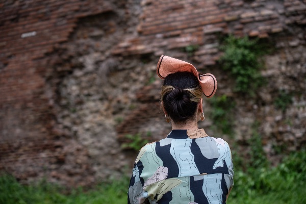 Petra Gruden, modista, indossa i cappelli di sua creazione. Roma, 12/5/2019
