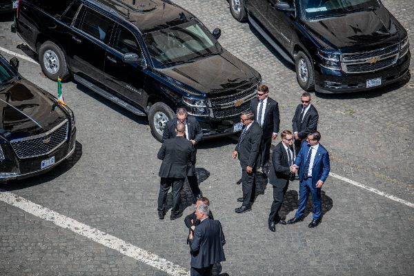 Gli agenti di scorta dei Servizi Segreti statunitensi di fronte all'automobile "Cadillac One" del POTUS