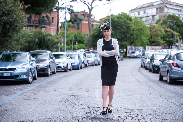 Petra Gruden, modista, indossa i cappelli di sua creazione. Roma, 12/5/2019