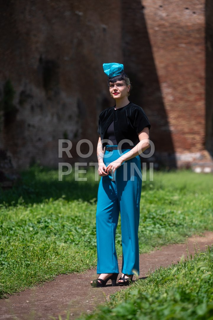 Petra Gruden, modista, indossa i cappelli di sua creazione. Roma, 12/5/2019