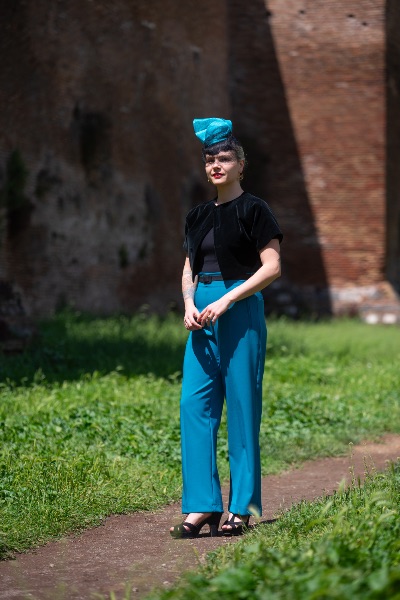 Petra Gruden, modista, indossa i cappelli di sua creazione. Roma, 12/5/2019