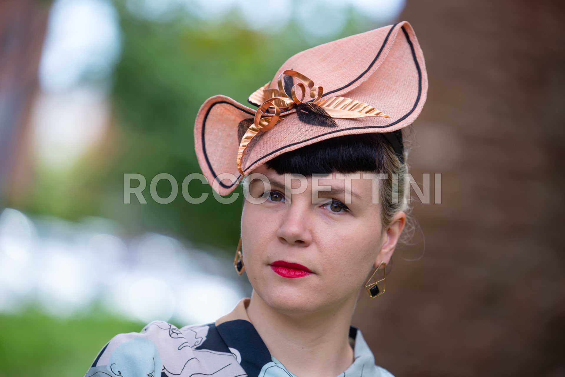 Petra Gruden, modista, indossa i cappelli di sua creazione. Roma, 12/5/2019