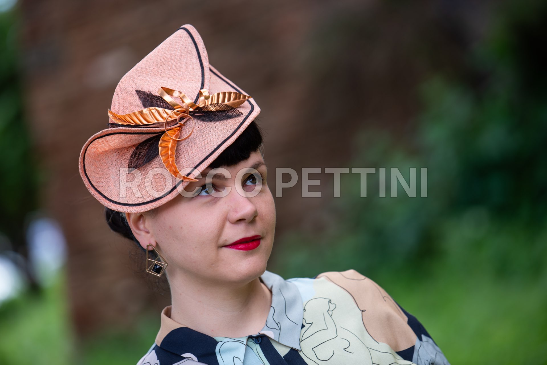 Petra Gruden, modista, indossa i cappelli di sua creazione. Roma, 12/5/2019