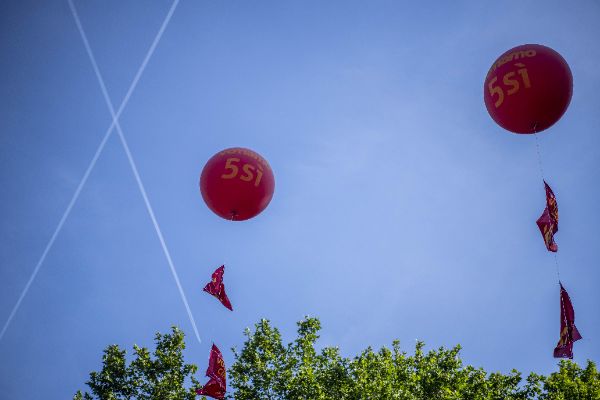 I palloni "5 SI" nel cielo di Piazza Vittorio, Roma