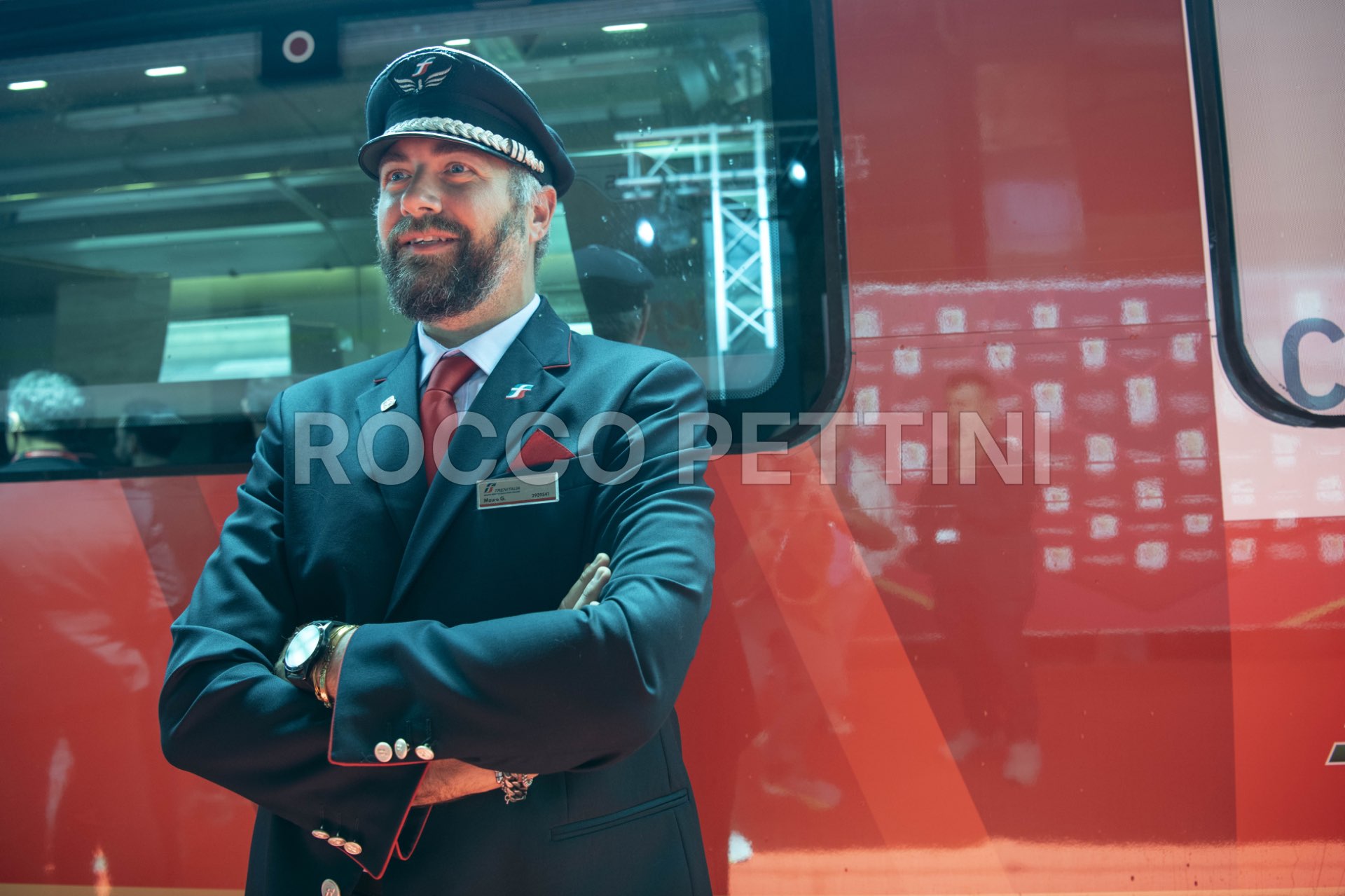 Capo Treno, Capotreno, Agente di Accompagnamento, Ferroviere in divisa accanto al Treno Alta Velocità Frecciarossa di Trenitalia