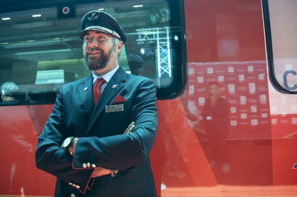 Capo Treno, Capotreno, Agente di Accompagnamento, Ferroviere in divisa accanto al Treno Alta Velocità Frecciarossa di Trenitalia