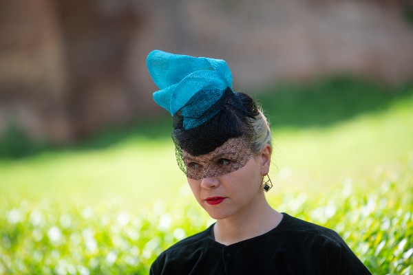 Petra Gruden, modista, indossa i cappelli di sua creazione. Roma, 12/5/2019