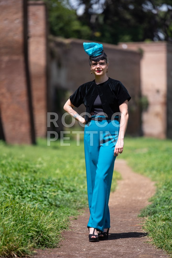 Petra Gruden, modista, indossa i cappelli di sua creazione. Roma, 12/5/2019