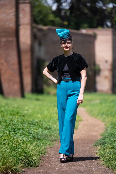 Petra Gruden, modista, indossa i cappelli di sua creazione. Roma, 12/5/2019
