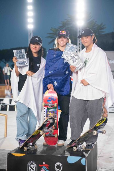 Funa NAKAYAMA (JPN), Chloe COVELL (AUS) and Ibuki MATSUMOTO (JPN), skaters, at the medal ceremony for the Final Stage of the Skateboarding World Cup 2025