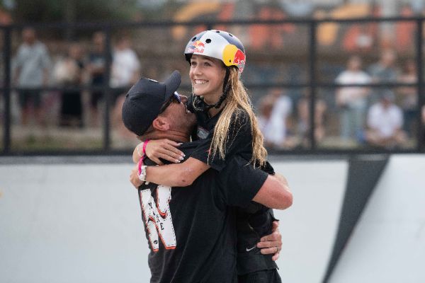 Chloe COVELL (AUS), skater, with her coach Luke COVELL at the Final Stage of the Skateboarding World Cup 2025