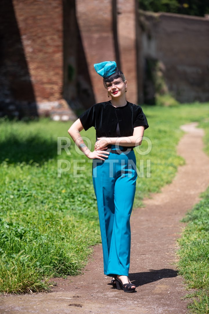 Petra Gruden, modista, indossa i cappelli di sua creazione. Roma, 12/5/2019