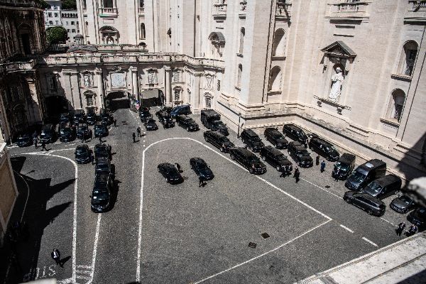 Il cortile del Vaticano adibito a parcheggio per le auto blu delle delegazioni