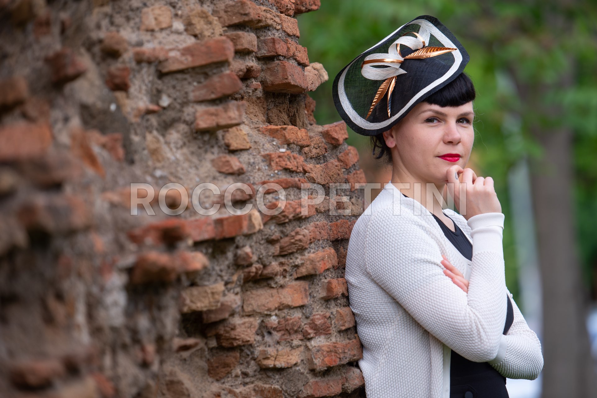 Petra Gruden, modista, indossa i cappelli di sua creazione. Roma, 12/5/2019