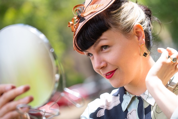 Petra Gruden, modista, indossa i cappelli di sua creazione. Roma, 12/5/2019