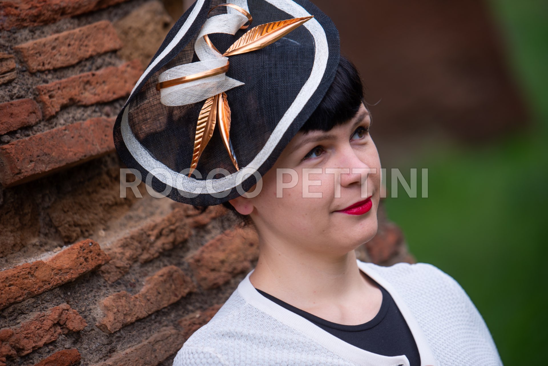 Petra Gruden, modista, indossa i cappelli di sua creazione. Roma, 12/5/2019