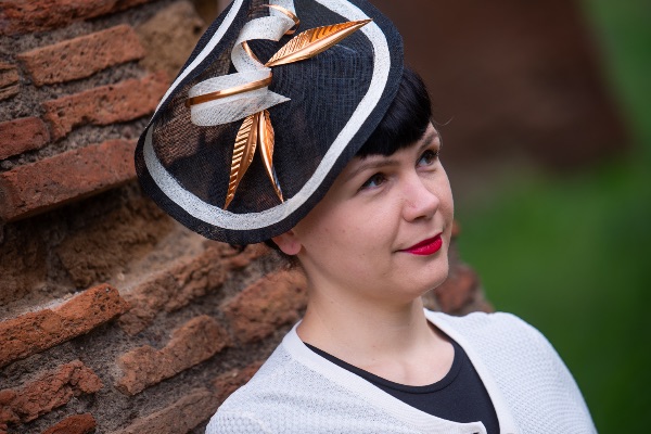 Petra Gruden, modista, indossa i cappelli di sua creazione. Roma, 12/5/2019