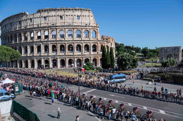 Rome, Italy. 1st June 2025. “Giro d’Italia” Final stage in front of the Colosseum.