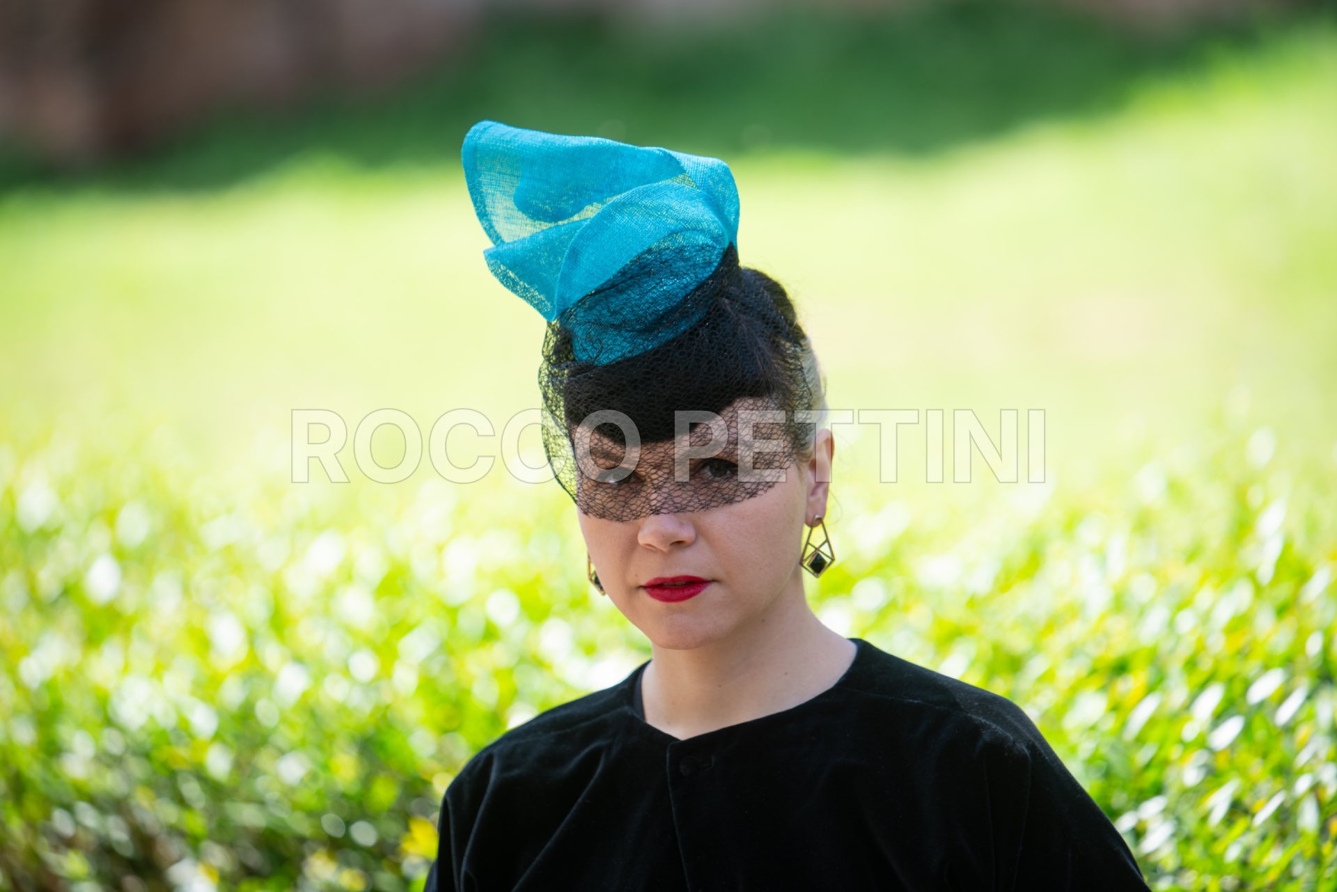 Petra Gruden, modista, indossa i cappelli di sua creazione. Roma, 12/5/2019