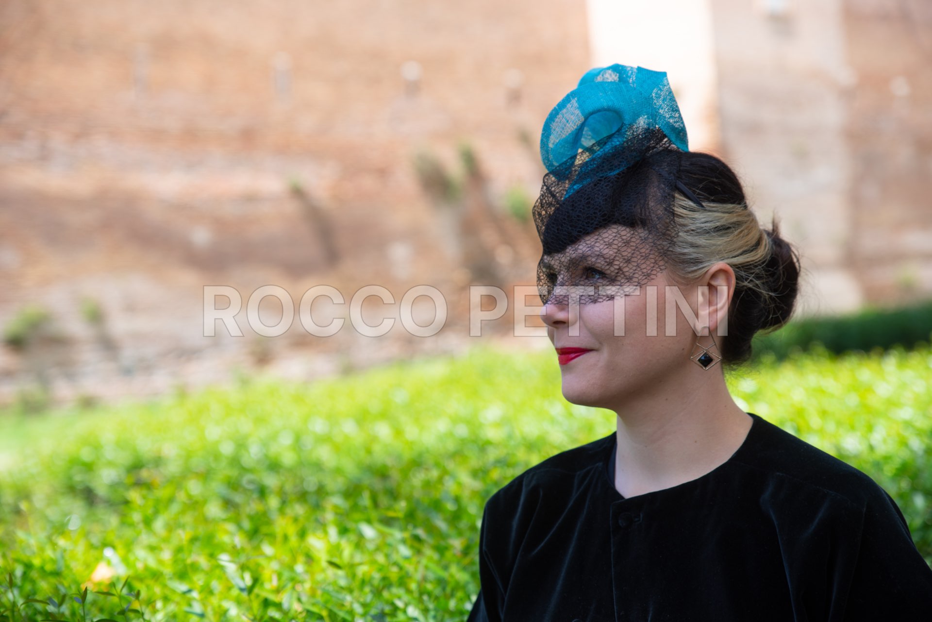 Petra Gruden, modista, indossa i cappelli di sua creazione. Roma, 12/5/2019