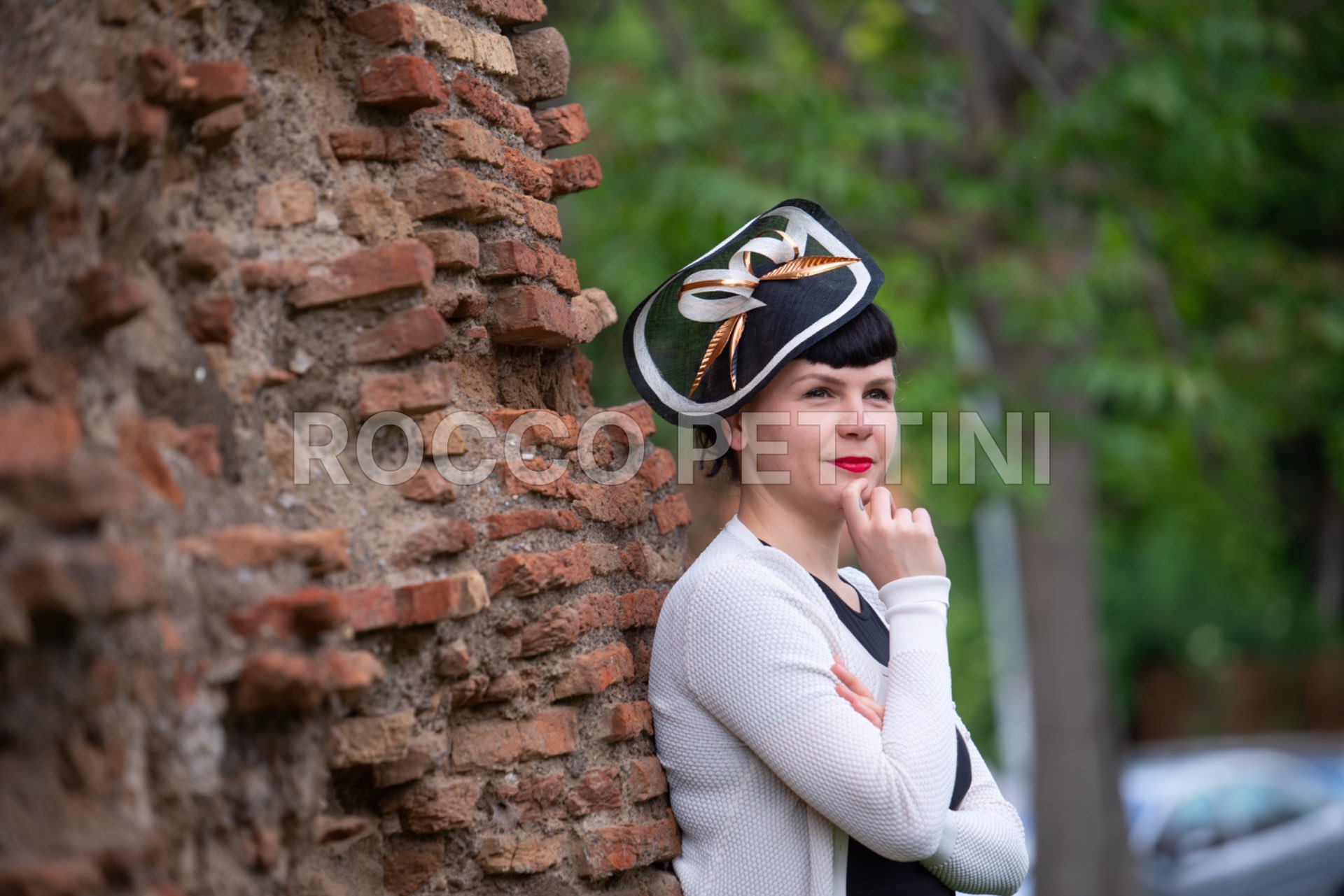 Petra Gruden, modista, indossa i cappelli di sua creazione. Roma, 12/5/2019