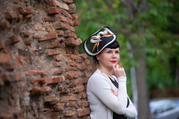 Petra Gruden, modista, indossa i cappelli di sua creazione. Roma, 12/5/2019