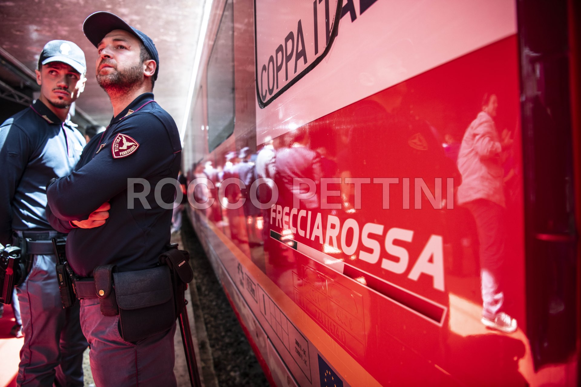 POLFER Polizia Ferroviaria accanto al Treno Alta Velocità Frecciarossa di Trenitalia