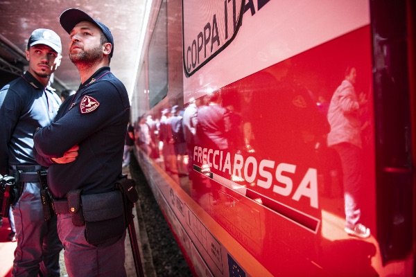 POLFER Polizia Ferroviaria accanto al Treno Alta Velocità Frecciarossa di Trenitalia